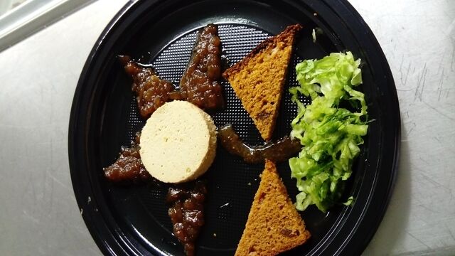 Assiette de foie gras avec confit d'oignon et de figue et pain d'épice aux figues