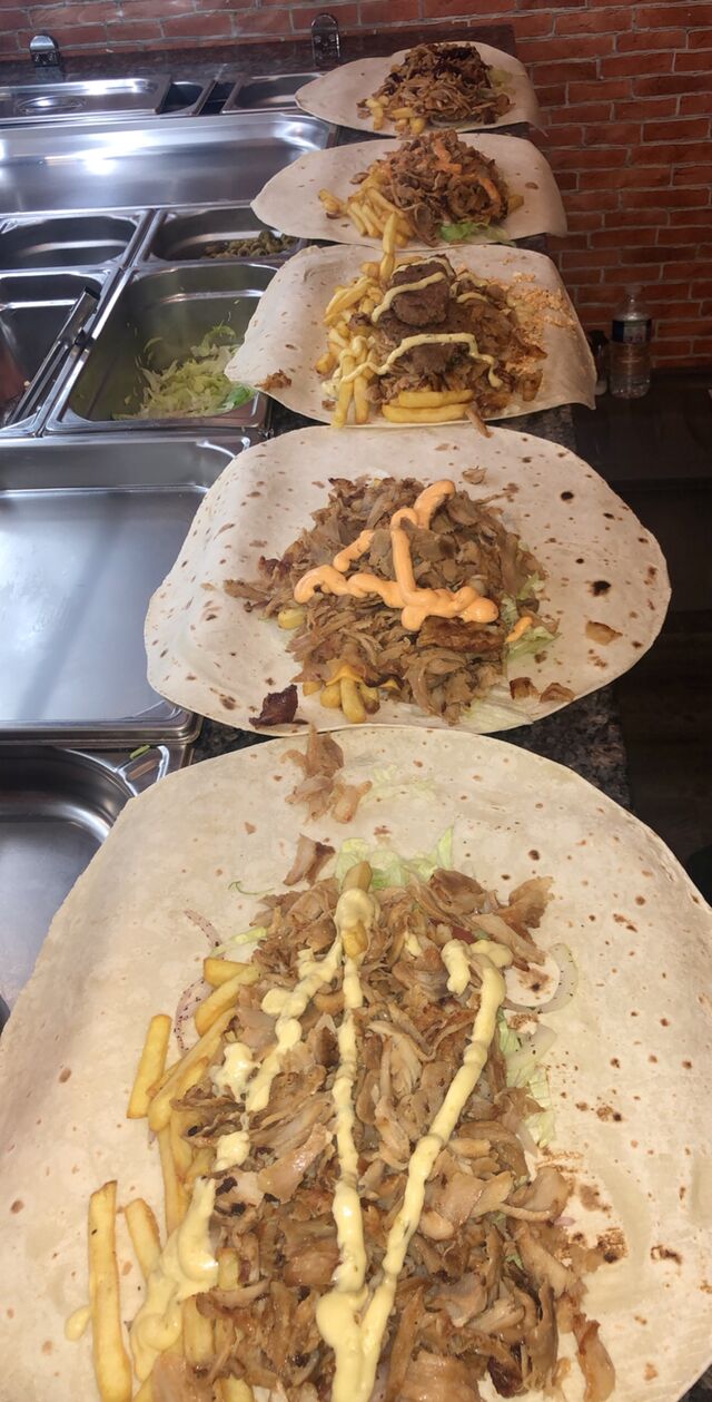 Étape 4 : Préparation des kebab galettes visible sur place à travers notre vitrine. 