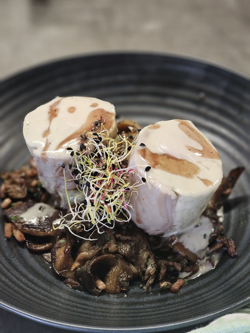 Le râble de lapin farçi à l'estragon, poêlée de champignons des bois, lardons 