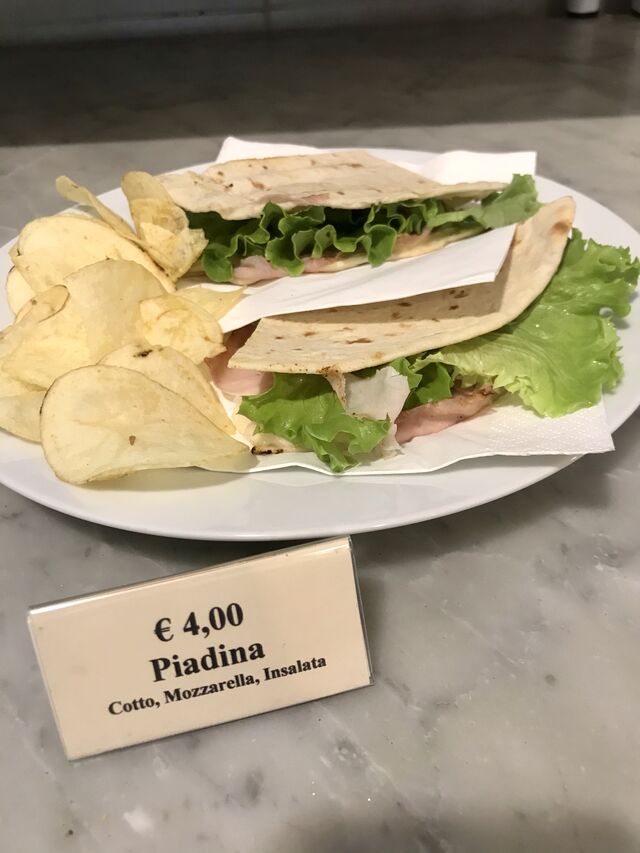 Piadina fragrante con prosciutto cotto, mozzarella e insalata ???