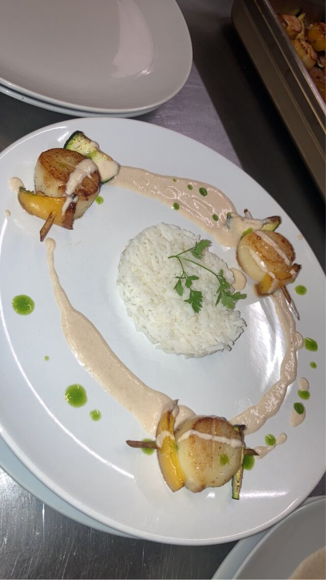 Entrée de menu de groupe, brochettes de noix de Saint-Jacques