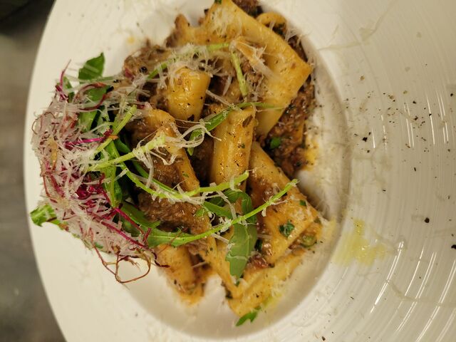 Paccherie geschwenkt in leckerer Hirsch-Bolognese, verfeinert mit Preiselbeeren 