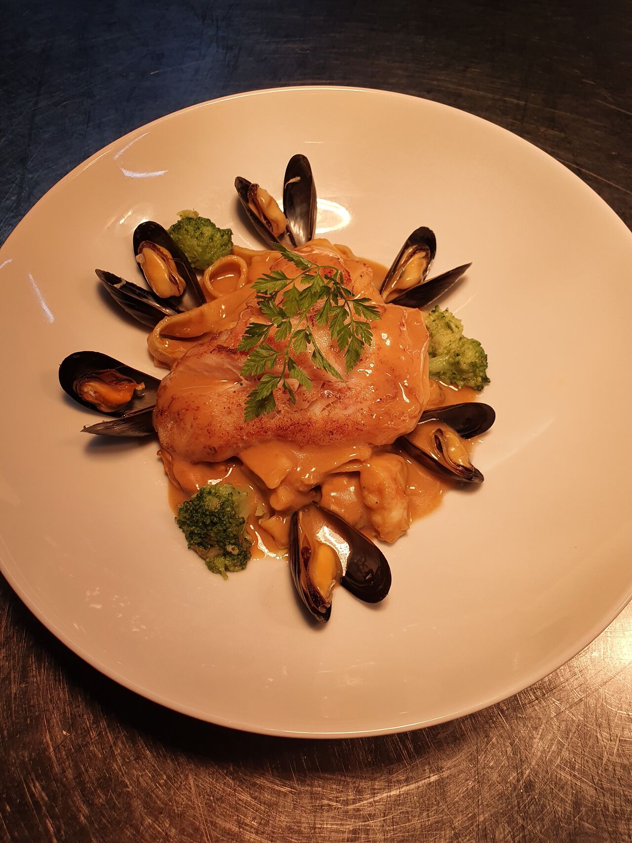 Sébaste rôtie, tagliatelles maison au curry et fruits de mer