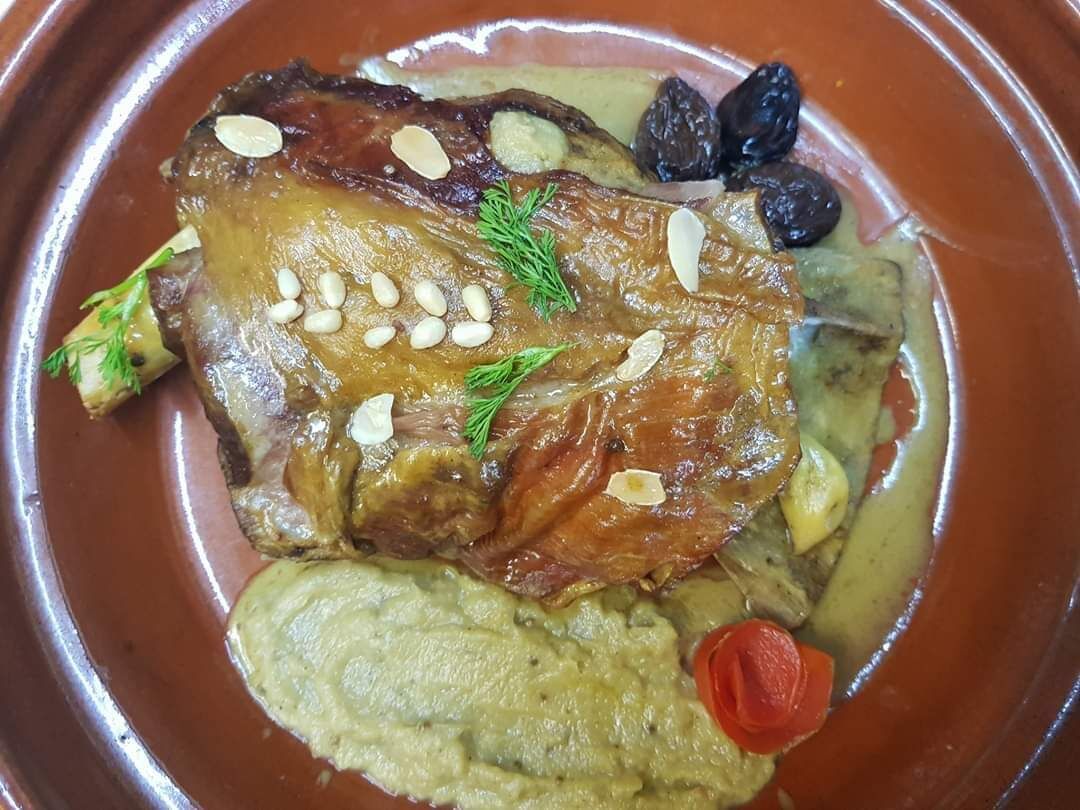 Une épaule d'agneau méchoui avec sa crème d'oignons