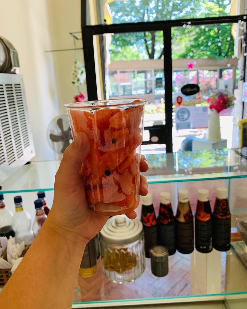 Durante tutto il periodo estivo, la Yogurteria Minivoglie vi delizia con la nostra anguria da passeggio!