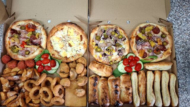 Pizza Box 3 ⬅️ a Pizza Box 1 ➡️