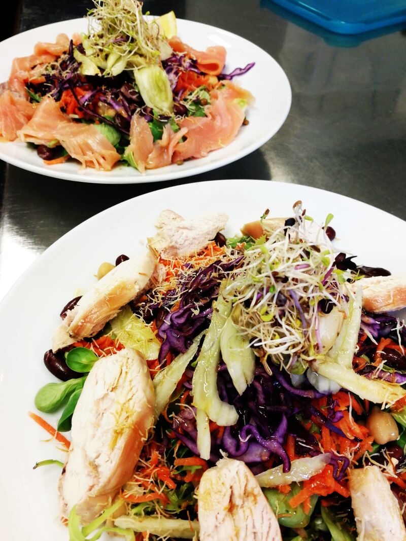 Salade au saumon et salade au poulet