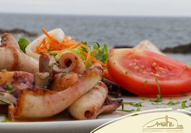 Lulas grelhadas com molho de manteiga
(com batata a murro e salada)