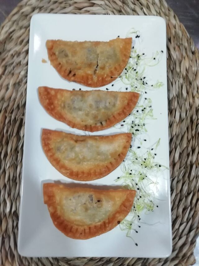 Empanadillas de morcilla y pera