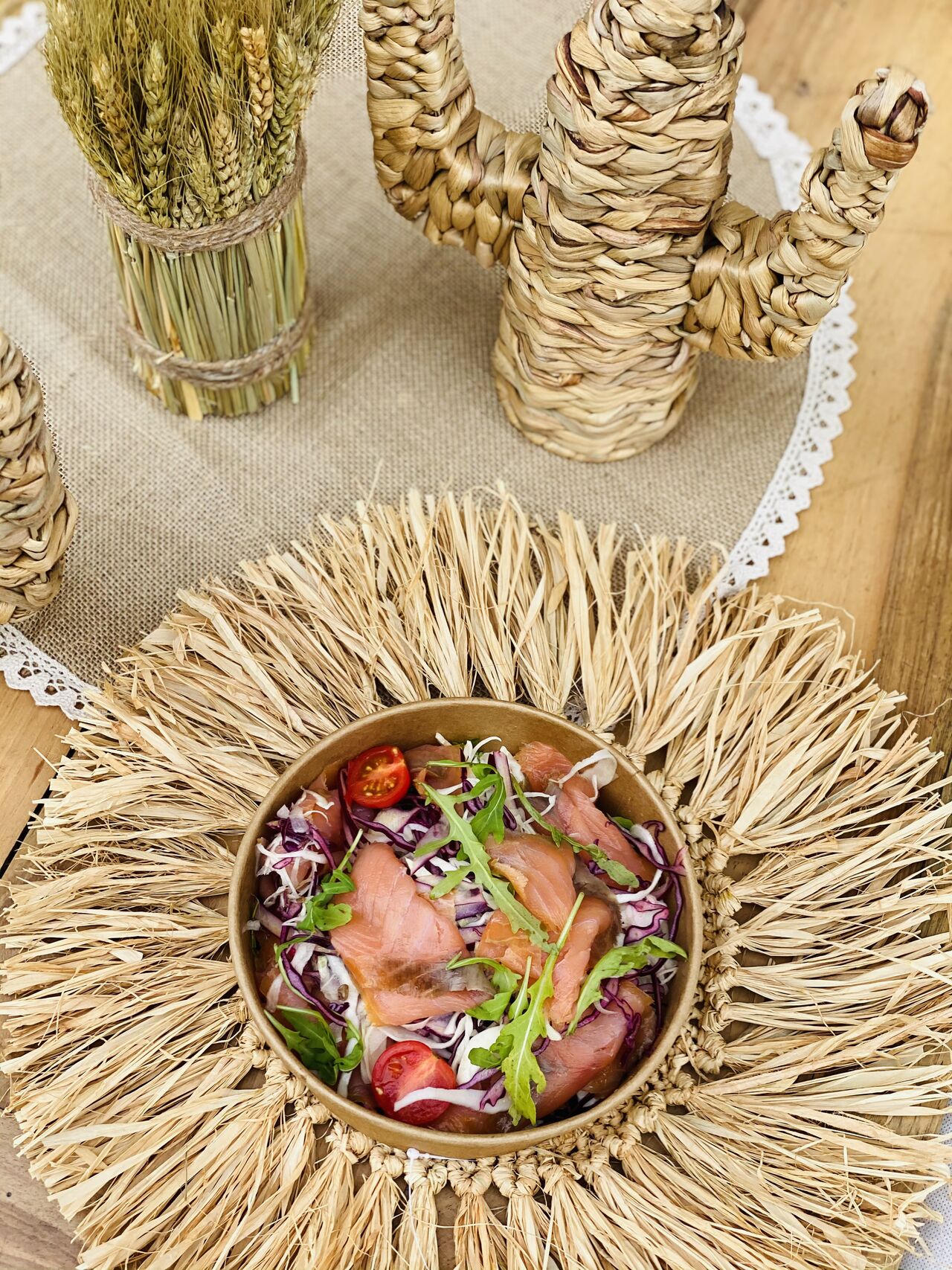 Salade de lentilles, saumon fumé, fêta, tomates cerises, choux rouges