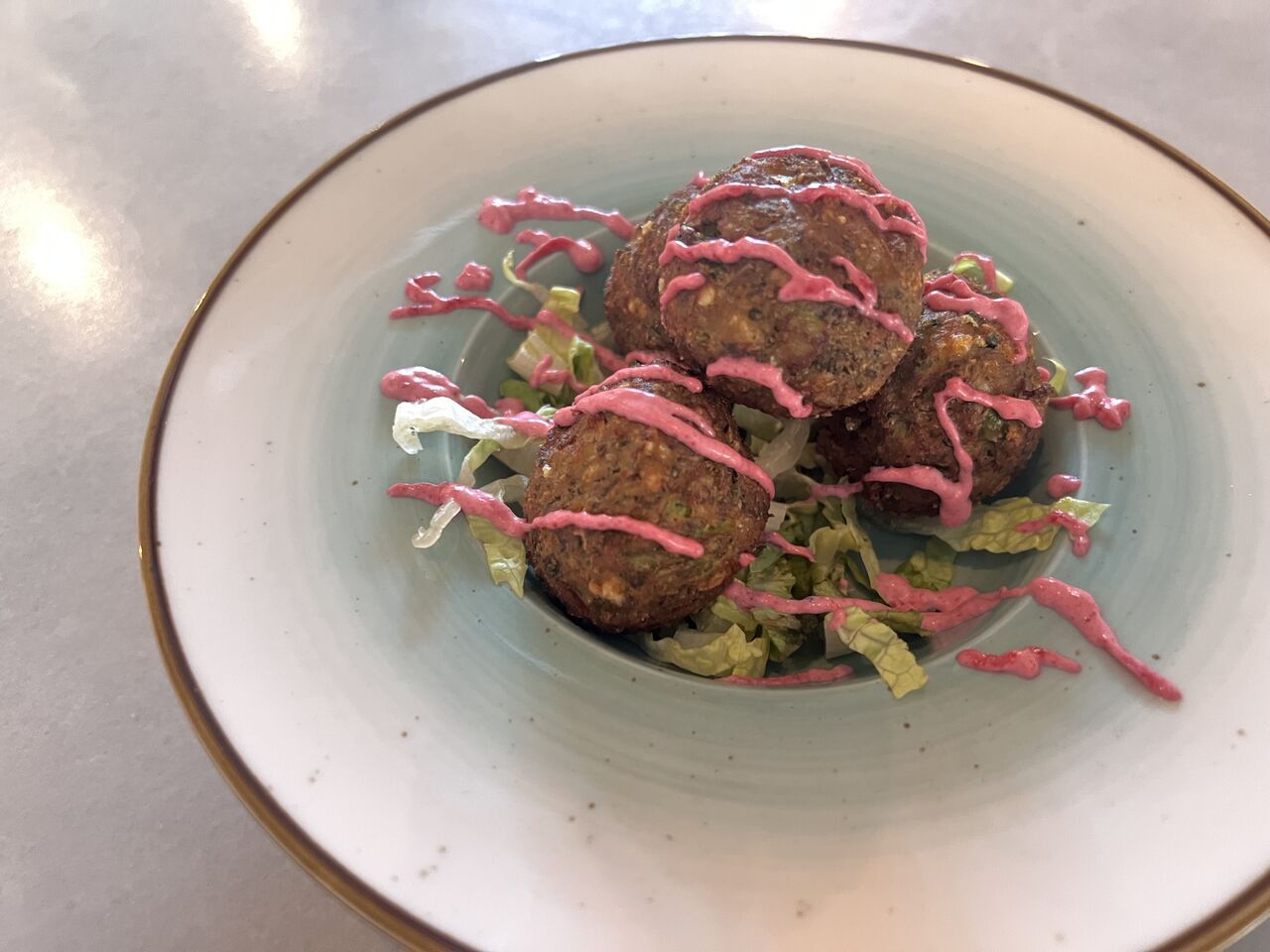 Bolitas de brócoli con mayonesa de remolacha 