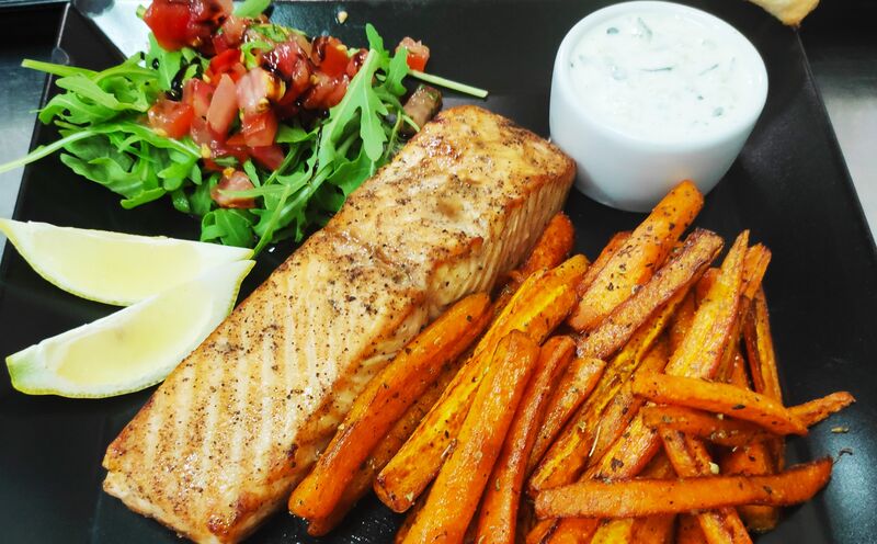 Łosoś z tzatzikami i marchewkowymi frytkami