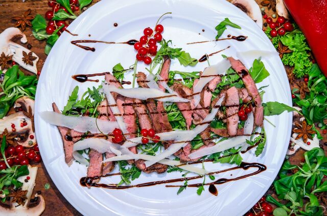 TAGLIATA DE VITA PE PAT DE RUCOLA 