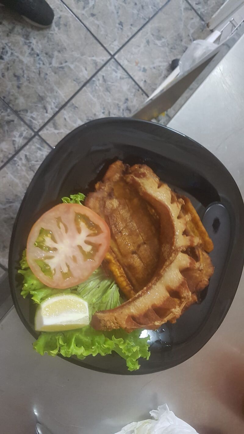 Crujiente chicharrón y ricas tostonas