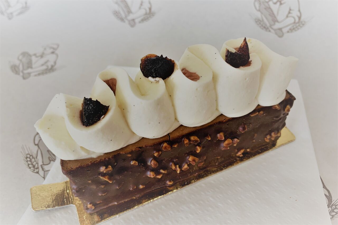 Forêt noire /
Biscuit savoyard , chantilly chocolat et vanille, cerise Amaréna ( sans alcool ) 