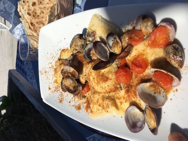 un piatto con le vongole..........ottimo direi !