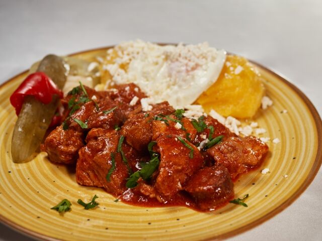 Tochitura de porc cu mamaliguta si ou