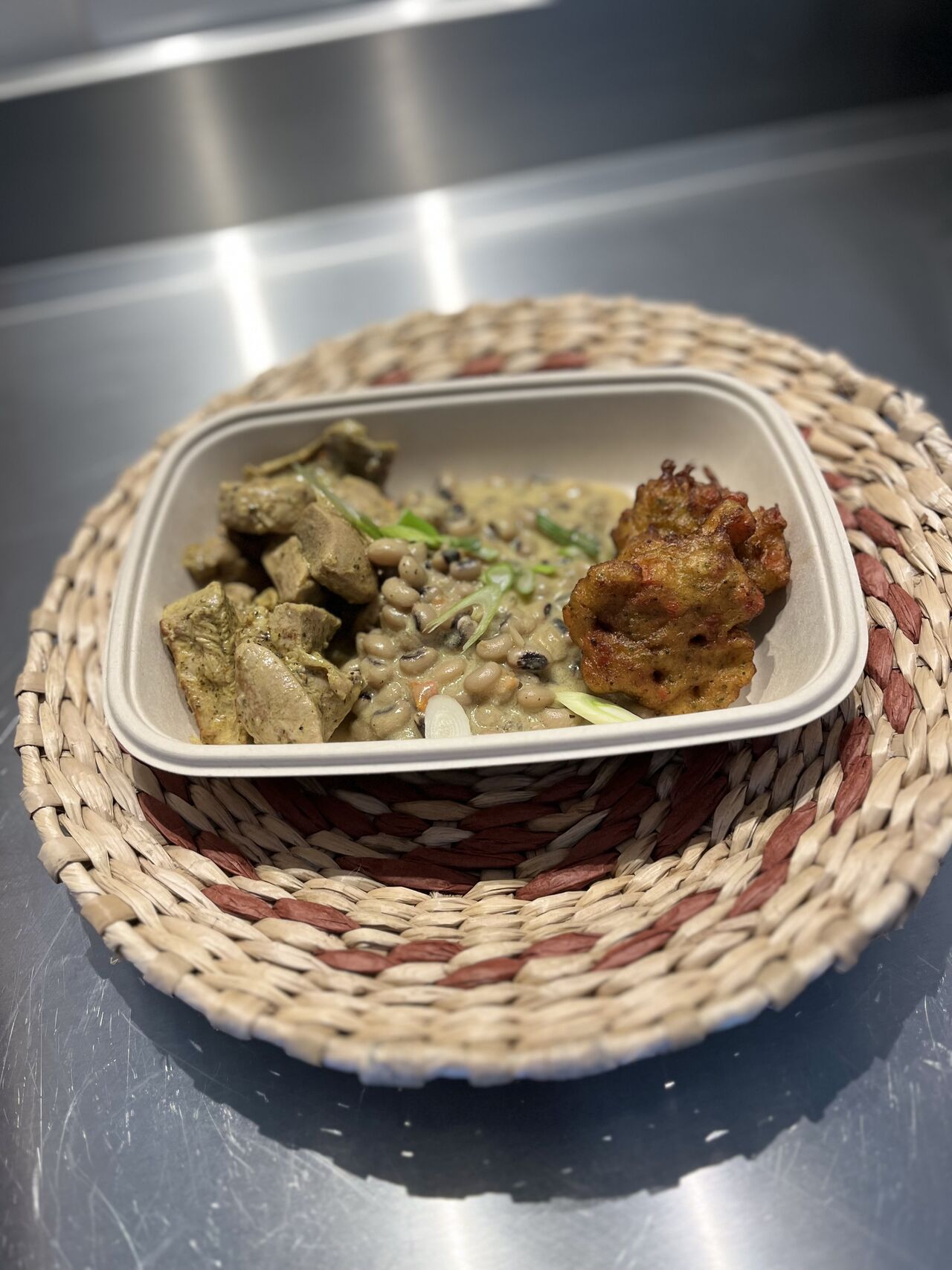 Sauté de dinde, haricots cornille, accras de légumes 