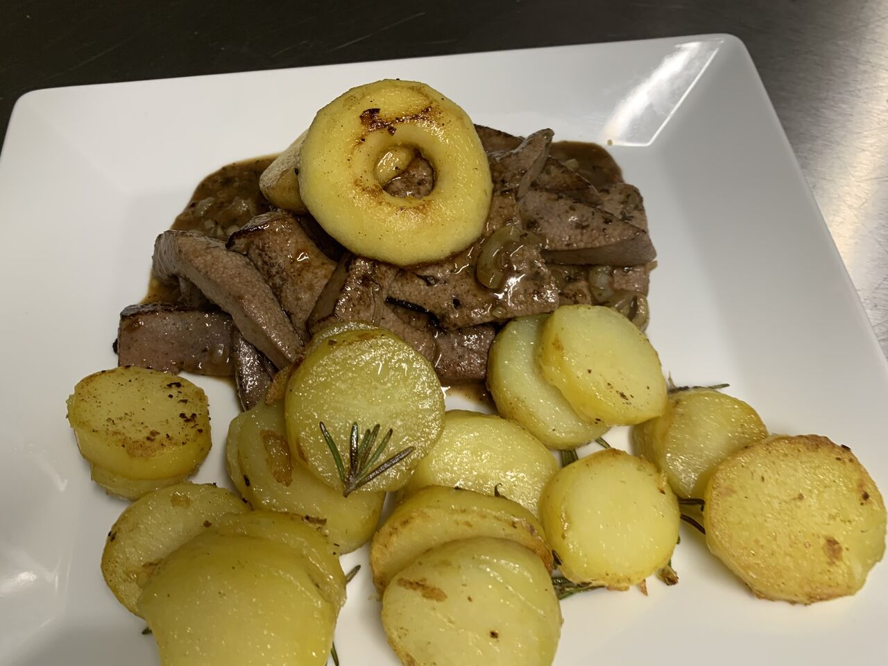 Geröstete Schweinsleber mit Majoransaft, glasiertem Apfel und Kartoffeln