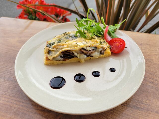 Tarte fine de légumes au camembert rôti