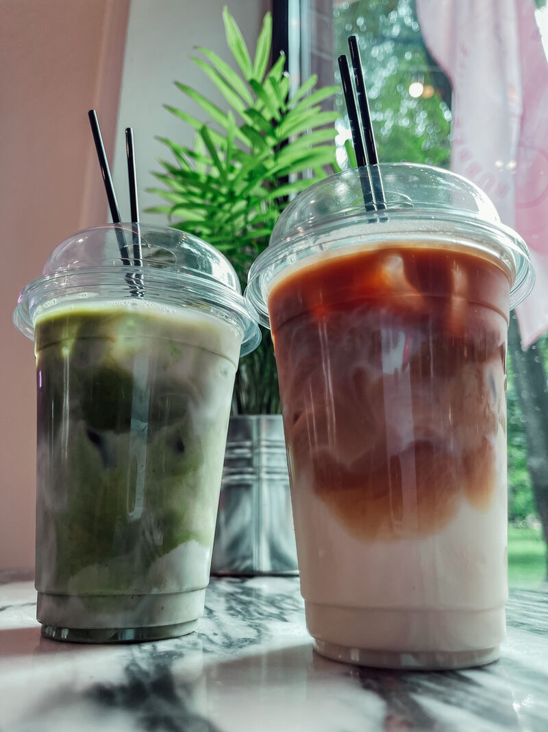 Саме час для прохолодних напоїв. Найпопулярніші цього місяця це айс-матча та айс-латте. А на якому боці ти?