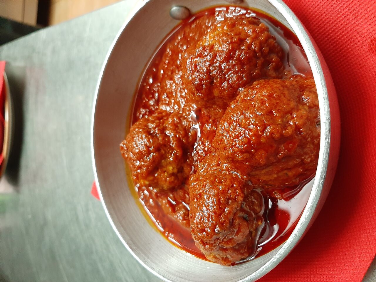 le nostre Polpette EMOZIONALI
(polpette al ragù come da tradizione, con uva passa, pinoli, prezzemolo e aglio)