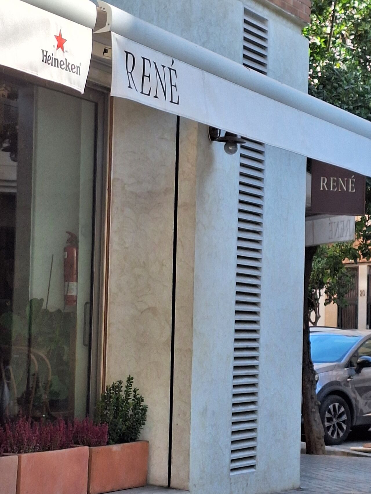 Ubicados en Calle Eolo 7, bajo esquina, Valencia (El Pla del Real)