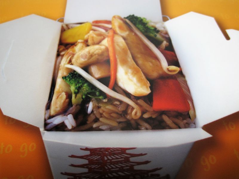 Reis Box mit Hühnerfleisch Gemüse und Pikante Sauce