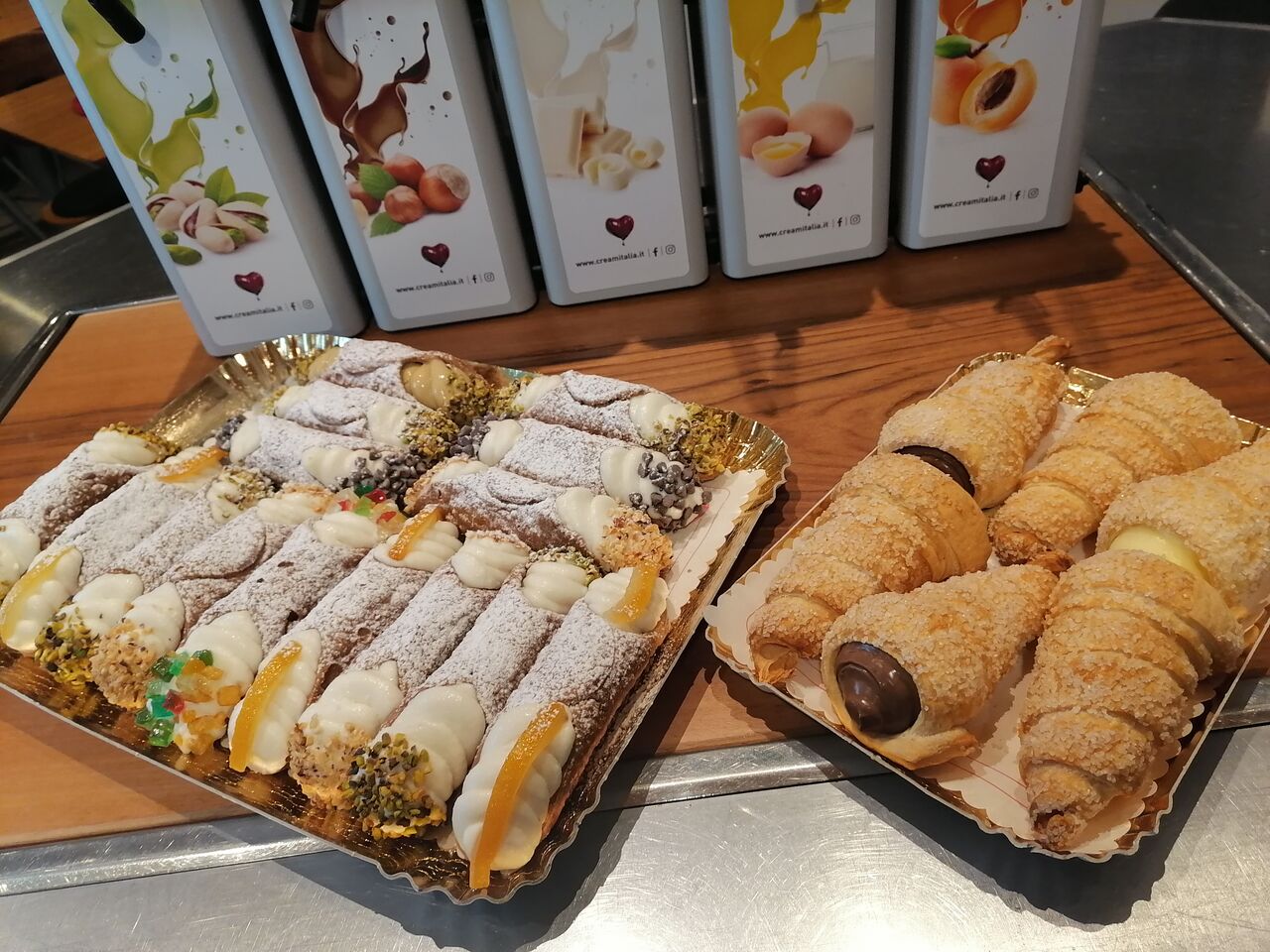 Cannoli siciliani con ricotta e cannoli sfoglia con crema e cioccolato 