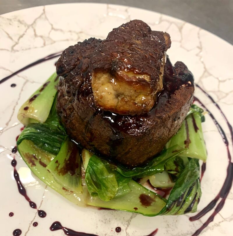 Filetto di manzo, pak choy, foie gras e riduzione di vino