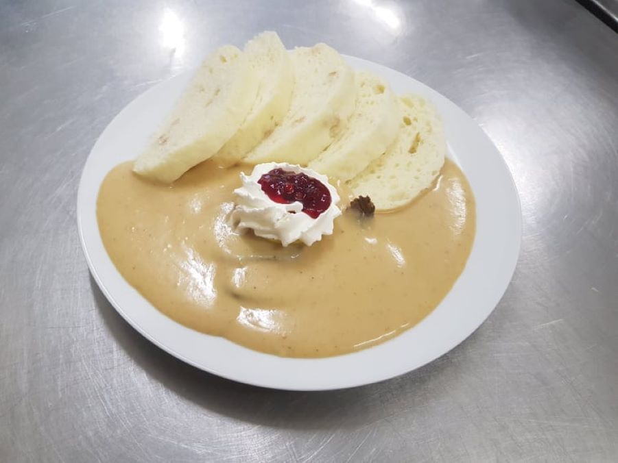 Hovězí na smetaně, houskový knedlík, brusinkový terč