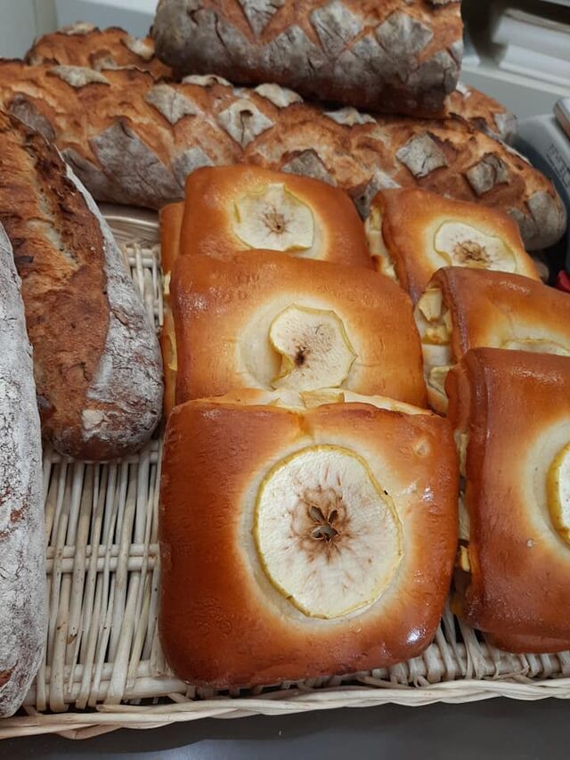 Le pain aux pommes, à manger toasté avec le fromage. 