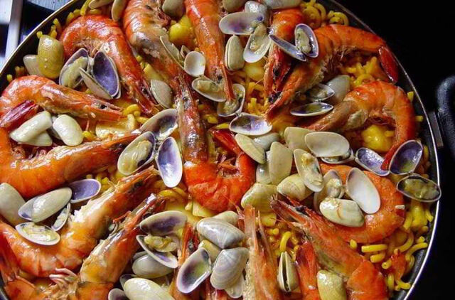 FIDEÜA (paella aux pâtes) AU POISSON ET FRUITS DE MER