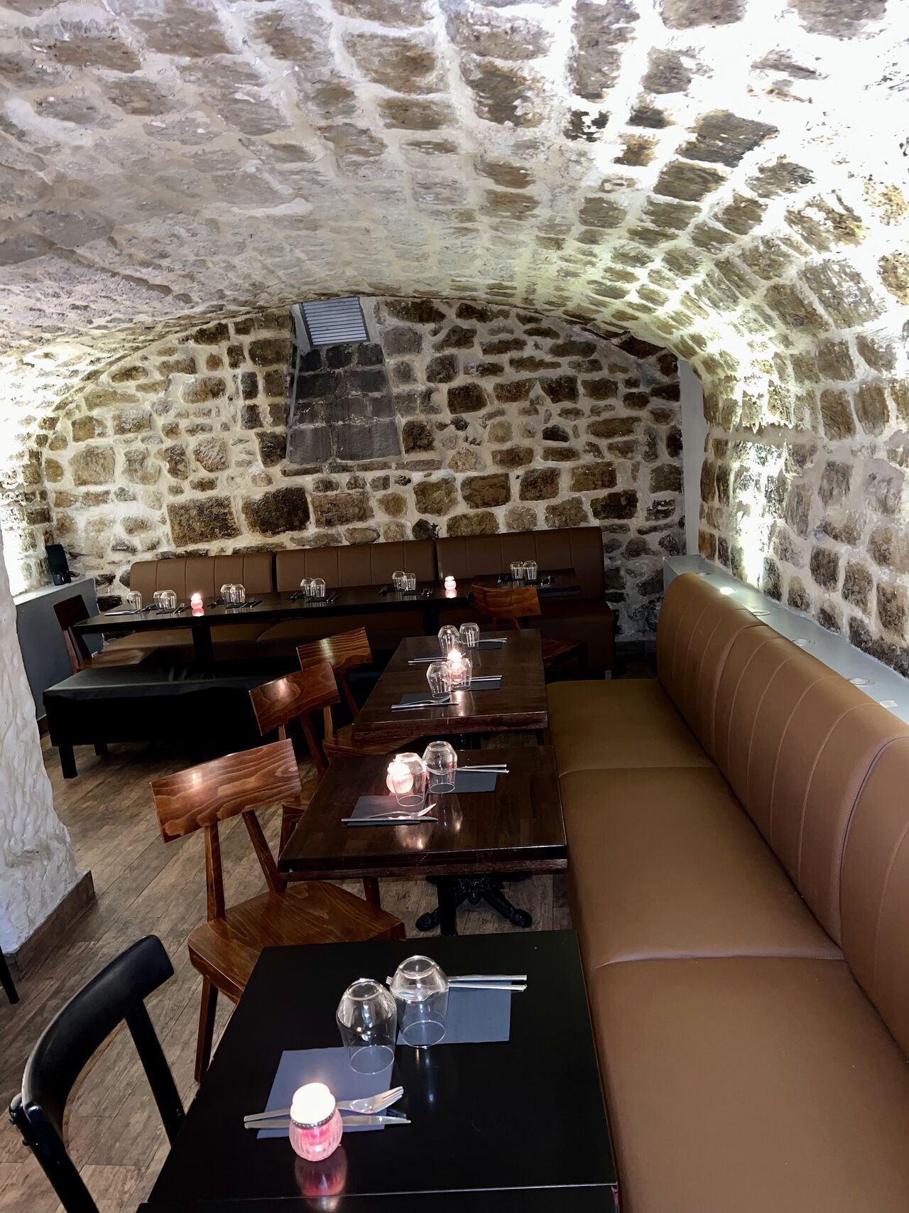 Salle du bas : Notre restaurant dispose d’une salle que vous pouvez privatiser pour tout vos heureux événements.