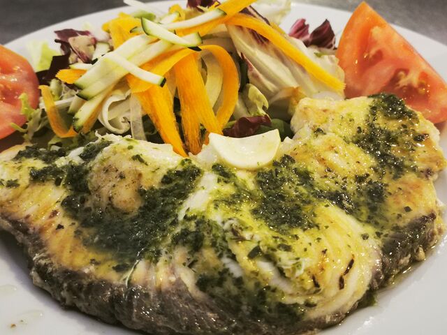 Cazón rodaja a la plancha C/ ensalada. 