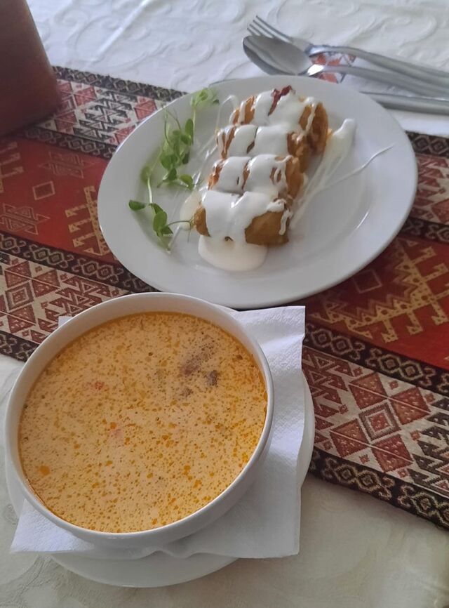 Supă de păstăi și sărmăluțe