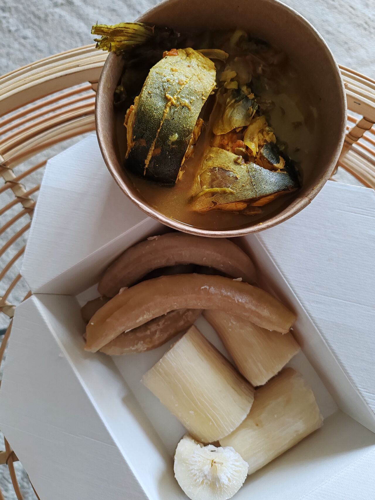 Bata bata na Kakamoukou (banane et manioc à la vapeur et poisson à l'ancienne)