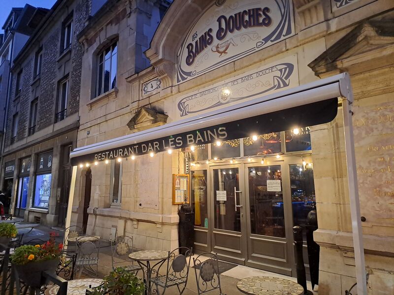 Une terrasse couverte sur la rue Proudhon