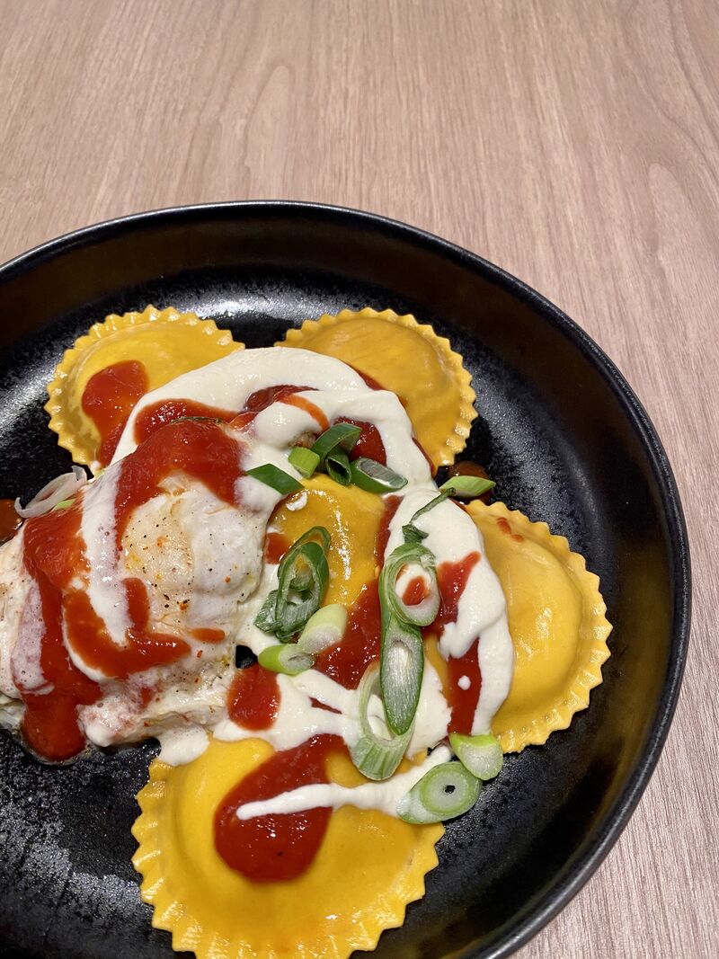 Loup / Ravioles d'aubergines / Sauce tomate / Emulsion d'ail 