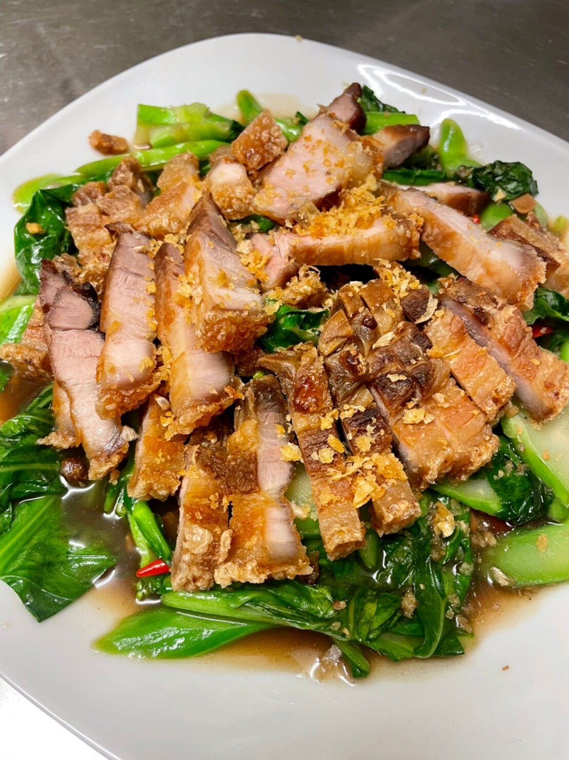 Knuspriges Bauchfleisch mit Kai-Lan