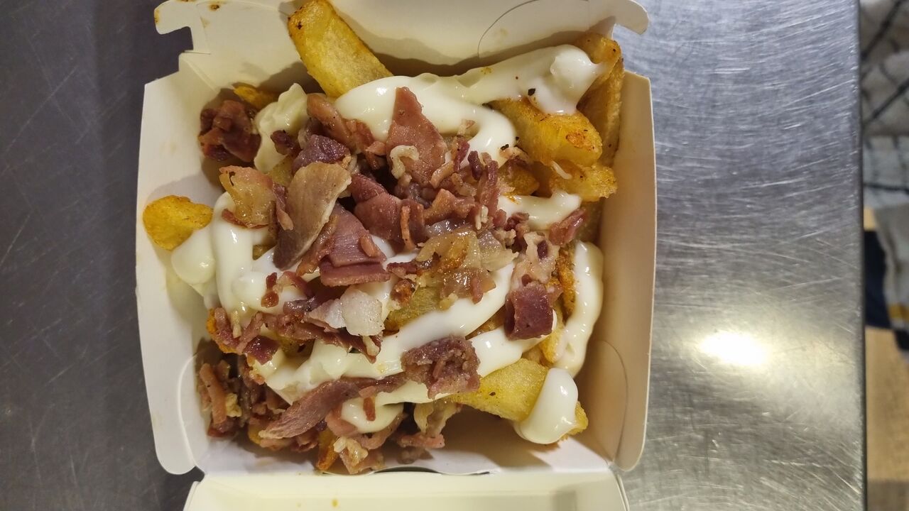 Frite à la crème aux trois fromages et bacon