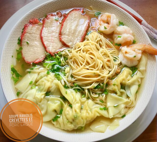 Soupe aux raviolis avec porc laqué 