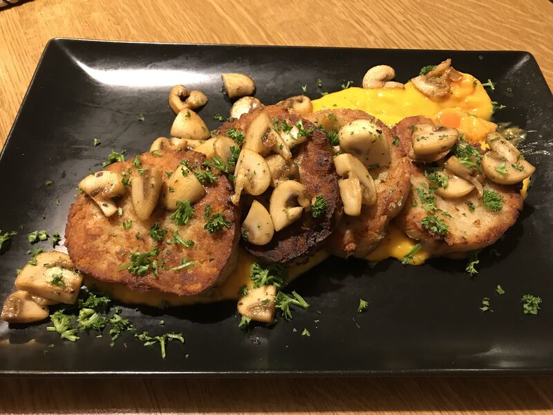 Tagesessen:Serviettenknödel mit Pilzen und Kürbisrahmsoße