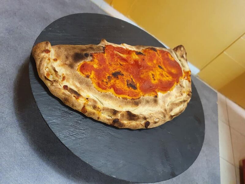 CALZONE:
Base tomate, champignons, jambon, jaune d'oeuf, mozza.