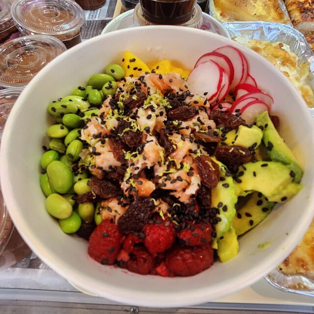 Poke bowl truite fumée