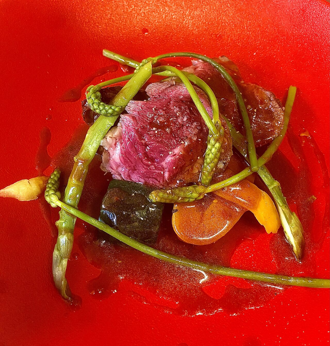 filet de boeuf aux légumes et asperges des bois, jus à la tomate confite.
restaurant la beaune heure beaune