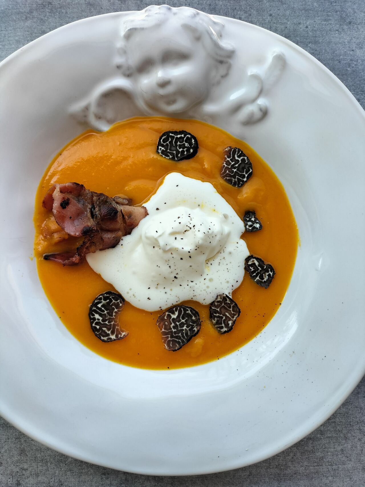 Velouté de potimarron butternut, crème chantilly et truffes