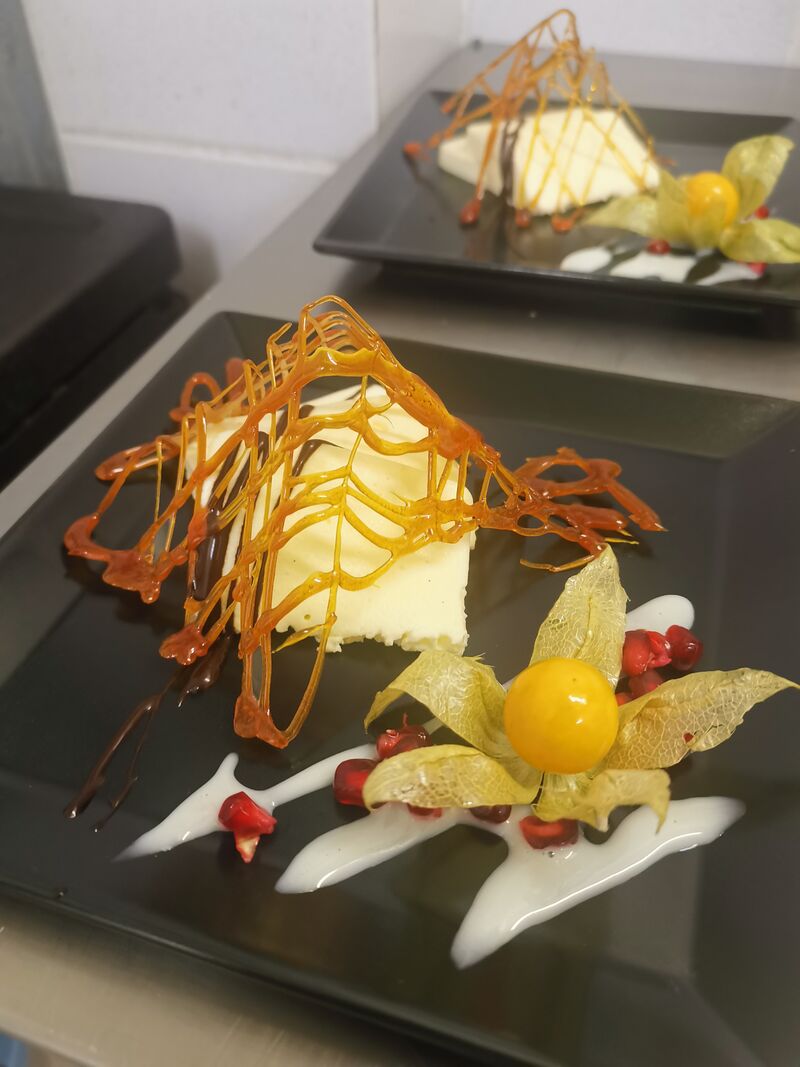 Bayrisch Creme unter der Karamell Pyramide 