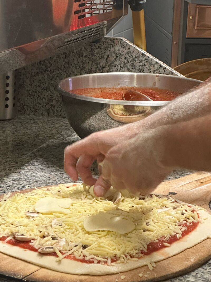 Ajout des ingrédients frais sélectionnés auprès de nos fournisseurs locaux Produits français et AOC privilégiés