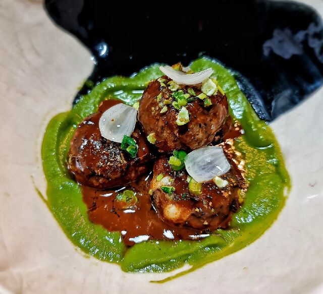 Albóndigas de Vaca Madurada Rellenas de Arzúa Ulloa. Salsa de Cacao y Crema Árabe de Guisantes y Menta